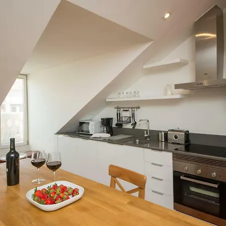 A Captivating Close To River Tagus In アパート *